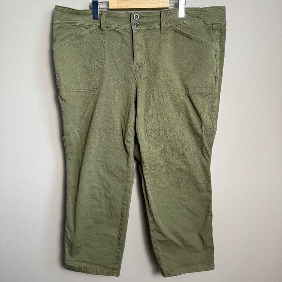 Torrid Women's High-Rise Army Green Chino Cropped Pants Size 22 Pockets - Picture 1 of 13